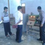 Bhabinkamtibmas Desa Aoreo, Lalonggombu dan Desa Watumeeto, Brigadir Jalaludin Saat Menjelaskan Cara Penggunaan Kulkas Rusak Sebagai Mesin Penetas Telur. FOTO : MAHIDIN