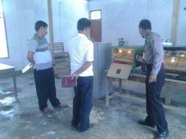 Bhabinkamtibmas Desa Aoreo, Lalonggombu dan Desa Watumeeto, Brigadir Jalaludin Saat Menjelaskan Cara Penggunaan Kulkas Rusak Sebagai Mesin Penetas Telur. FOTO : MAHIDIN