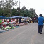 Pasar tumpah di kecamatan palangga. Pedagang terpaksa menggelar dagangan di jalan, sehingga arus lalulintas macet dan rawan kecelakaan lalulintas. FOTO : MAHIDIN