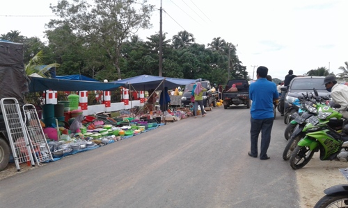 Pasar tumpah di kecamatan palangga. Pedagang terpaksa menggelar dagangan di jalan, sehingga arus lalulintas macet dan rawan kecelakaan lalulintas. FOTO : MAHIDIN