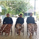 Abdi Dalem Kesultanan Ngayogyakarto di keraton kesultanan Yogyakarta yang selalu siap melayani Sultan. FOTO : NADHIR ATTAMIMI