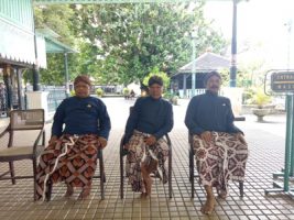 Abdi Dalem Kesultanan Ngayogyakarto di keraton kesultanan Yogyakarta yang selalu siap melayani Sultan. FOTO : NADHIR ATTAMIMI