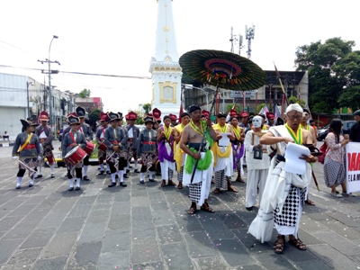 Aksi budaya yang digelar Komunitas Rejo semutr Ireng dalam rangka protes atas kesembrawutan negeri ini. FOTO : NADHIR