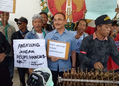 Komunitas Angklung se Yogyakarta saat menggelar aksi unjuk rasa di Kantor DPRD Yogyakarta. FOTO : NADHIR