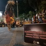 Ikatan Keluarga Masyarakat Ponorogo yang tergabung dalam Pelajar Mahasiswa Ponorogo Yogyakarta (PMPY) penggalangan dana untuk korban longsor di ponorogo. FOTO " NADHIR ATTAMIMI