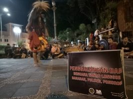 Ikatan Keluarga Masyarakat Ponorogo yang tergabung dalam Pelajar Mahasiswa Ponorogo Yogyakarta (PMPY) penggalangan dana untuk korban longsor di ponorogo. FOTO " NADHIR ATTAMIMI