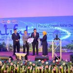 Peserta Universitas Islam Indonesia (UII) Yogyakarta kembali meraih prestasi gemilang di ajang debat dan pidato Bahasa Arab dan Inggris saat menerima penghargaan. FOTO ; NADHIR ATTAMIMI
