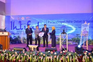 Peserta Universitas Islam Indonesia (UII) Yogyakarta kembali meraih prestasi gemilang di ajang debat dan pidato Bahasa Arab dan Inggris saat menerima penghargaan. FOTO ; NADHIR ATTAMIMI
