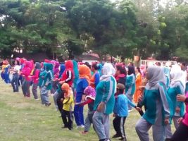 Peserta Porseni Tingkat Kecamatan Ladongi saat mengikuti upacara pembukaan dalam rangka HUT Koltim ke IV tahun 2017 di lapangan Atula. FOTO : NIKEN