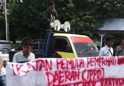 Massa PPID Sultra saat menggelar aksi unjuk rasa di DPRD Kota terkait manajemen THM Princess sahrini yang memotong gaji karyawan tidak sesuai UMK Kota Kendari. FOTO : ODEK