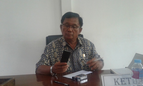 Ketua Komisi II DPRD Kota Kendari Simon Mantong FOTO : ODEK