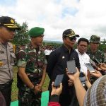 Plt Bupati Buton La Bakry bersama danrem 143 Haluoleo Kolonel Andi Perdana Kahar saat memberikan keterangan pers usai melaksanakan upacara TMMD ke 98 di kabuoaten Buton. FOTO : PENREM 143 HO
