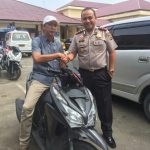 Kapolres Langsa AKBP Iskandar ZA menyerahkan kendaraan roda dua yang berhasil di aman kan dari pelaku Curanmor, kepada pemiliknya Saifannur. FOTO : ROBY SINAGA