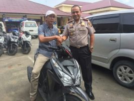 Kapolres Langsa AKBP Iskandar ZA menyerahkan kendaraan roda dua yang berhasil di aman kan dari pelaku Curanmor, kepada pemiliknya Saifannur. FOTO : ROBY SINAGA