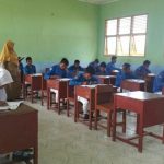 Suasana pelaksanaan Ujian nasional berbasis komputer yang diawasi oleh personil polisi. FOTO ; ROBY SINAGA