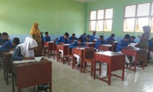 Suasana pelaksanaan Ujian nasional berbasis komputer yang diawasi oleh personil polisi. FOTO ; ROBY SINAGA 