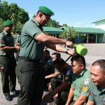 Komandan Kodim 0104/Atim Letnan Kolonel Inf Amril Haris Isya Siregar, SE sedang memandikan Prajurit yang naik pangkat. FOTO : ROBY SINAGA
