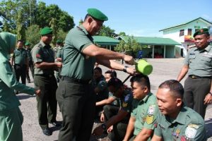 Komandan Kodim 0104/Atim Letnan Kolonel Inf Amril Haris Isya Siregar, SE sedang memandikan Prajurit yang naik pangkat. FOTO : ROBY SINAGA