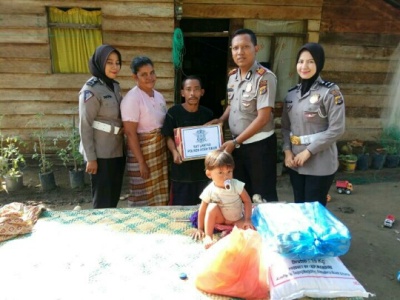 Sat Lantas Polres Aceh Timur sedang menyerahkan bantuan ke warga. FOTO : ROBY SINAGA
