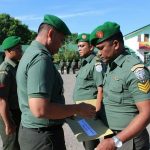 Dandim 0104/Atim Letkol Inf Amril Haris Isya Siregar, SE menyerahkan SK kepindahan dua prajuritnya ke Babinminvetcaddam IM . FOTO : ROBY SINAGA