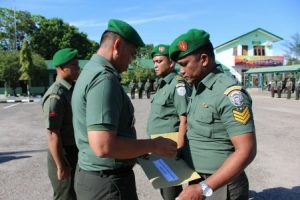 Dandim 0104/Atim Letkol Inf Amril Haris Isya Siregar, SE menyerahkan SK kepindahan dua prajuritnya ke Babinminvetcaddam IM . FOTO : ROBY SINAGA