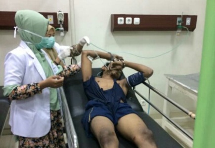 Pelaku pencurian Mahfuddin Saat mendapat pertolongon medis di RS Zubir Mahmud. FOTO : ROBY SINAGA