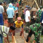 Jajaran Kodim 0820 Probolinggo menggelar karya bhakti bersama masyarakat melakukan pengecoran bangunan pondok pesantren. FOTO : AHMAD SUGENG LAKSONO