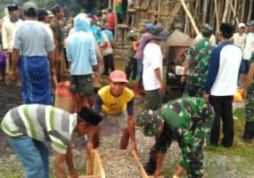 Jajaran Kodim 0820 Probolinggo menggelar karya bhakti bersama masyarakat melakukan pengecoran bangunan pondok pesantren. FOTO : AHMAD SUGENG LAKSONO