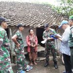 Team Survei dari Dinas PU Jawa Timur bersama anggota TNI Kodim 0820 probolinggo mendata rumah yang akan direhab menjadi layak huni. FOTO : AHMAD SUGENG LAKSONO