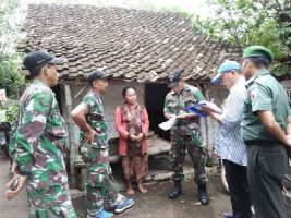 Team Survei dari Dinas PU Jawa Timur bersama anggota TNI Kodim 0820 probolinggo mendata rumah yang akan direhab menjadi layak huni. FOTO : AHMAD SUGENG LAKSONO