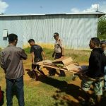 Bayi yang ditemukan mengapung di telah di evakuasi oleh warga. FOTO : SYAMSUDDIN