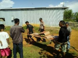 Bayi yang ditemukan mengapung di telah di evakuasi oleh warga. FOTO : SYAMSUDDIN