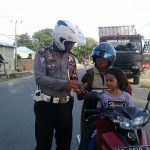 Petugas Satlantas Polres Bantaeng saat menggelar Razia terhadap pengendara roda dua dan empat di Pa,jukukang. FOTO : SYAMSUDDIN