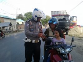 Petugas Satlantas Polres Bantaeng saat menggelar Razia terhadap pengendara roda dua dan empat di Pa,jukukang.  FOTO : SYAMSUDDIN