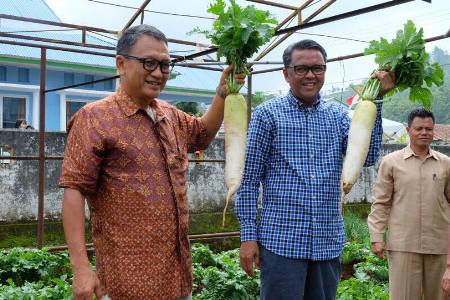 Duta Besar RI untuk Jepang Arifin tasrif bersama Bupati bantaeng H.M Nurdin Abdullah saat melakukan panen kasil perkebunan Bantaeng. FOTO : SYAMSUDDIN