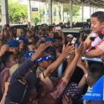 Walikota terpilih Adriatma Dwi Putra saat mendapat sambutan dari warga kota kendari di Bandara halu Oleo Kendari. FOTO : MAS,UD