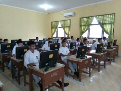 Suasana pelaksanaan UNBK dan UNKP di salah satu sekolah di kota langsa yang turut di jaga anggota kepolisian. FOTO : ROBY SINAGA