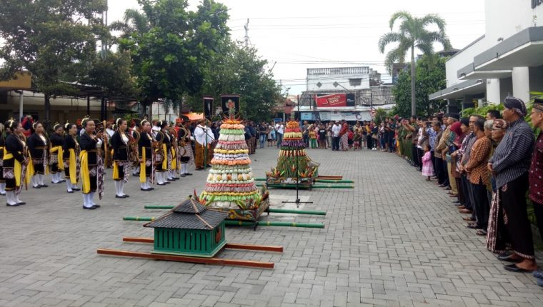 Kirab Pasrah Gunungan, Prosesi Upacara Pembersihan Sendang Seliran"