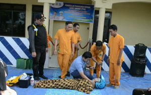 simulasi Penanganan Pertama Gawat darurat (PPGD) Korban Kecelakaan Lalulintas. FOTO : NURAKHMAWATI