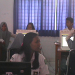 tampak Peserta Ujian nasional berbasis Komputer asik mengobrol di trengah berlangsungnya Ujian di SMK negeri 1 kendari. FOTO : FT