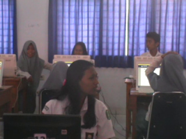 tampak Peserta Ujian nasional berbasis Komputer asik mengobrol di trengah berlangsungnya Ujian di SMK negeri 1 kendari. FOTO : FT