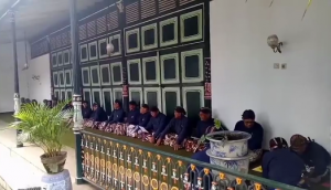 Abdi dalem di istana Keraton Yogyakarta yang selalu siap melakukan palayanan. FOTO NADHIR ATTAMIMI