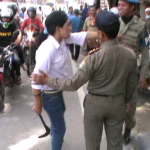 Perempuan ini mengamuk dan mengancam personil Satpol PP dengan celurit atas kegiatan penertiban pembongkaran kios di eks lahan PGSD Wua-wua. FOTO : FT
