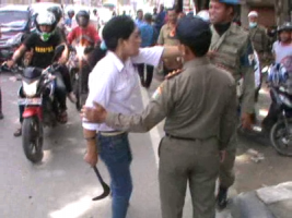 Perempuan Ini Nyaris Membacok Anggota Satpol Dengan Celurit