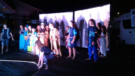 Green School Bali menggelar drama temporer dengan tema “Rama dan Sinta” tadi malam. FOTO : ASL