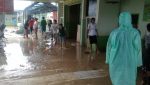 Banjir Surut, Perawat di RS Santa Anna Bersihkan Lumpur