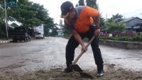 Antisipasi Keselematan Pemudik, Kapolres Konawe Tambal Jalan Berlubang