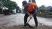 Antisipasi Keselematan Pemudik, Kapolres Konawe Tambal Jalan Berlubang