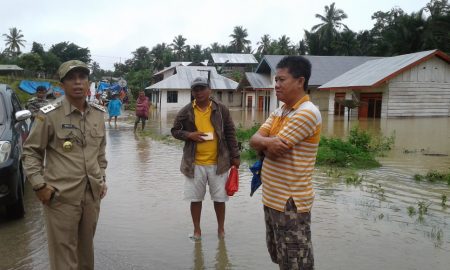 Wakil Bupati Konsel H. Arsalim saat melakukan pemantauan di lokasi banjir di desa Andoolo di dampingi Sekcam Andoolo Muh Syawal. FOTO : HERMAN