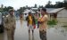 Wakil Bupati Konsel H. Arsalim saat melakukan pemantauan di lokasi banjir di desa Andoolo di dampingi Sekcam Andoolo Muh Syawal. FOTO : HERMAN